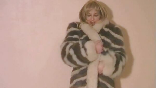Die räuberische blonde vintage sex deutsch MILF Brooklyn Lee fickt ihr Kätzchen mit einem dicken Dildo